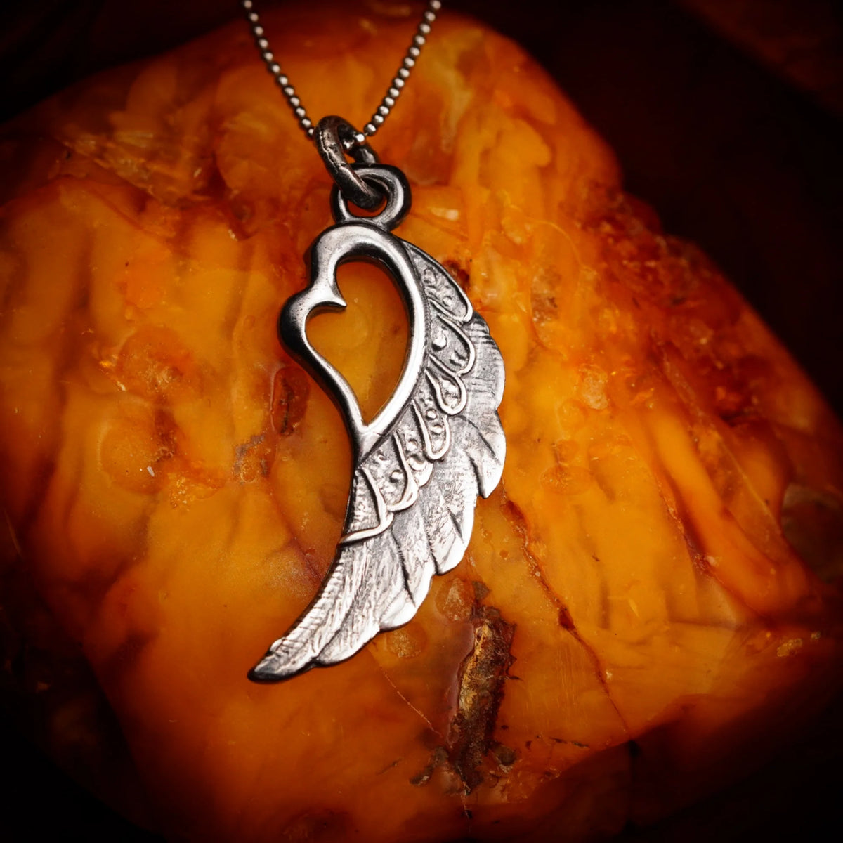 „Flügel mit Herz“-Anhänger aus 925er Silber – Talisman für Liebe und Schutz, Skulpturenschmuck im Boho- und rustikalen Stil | Art Diva
