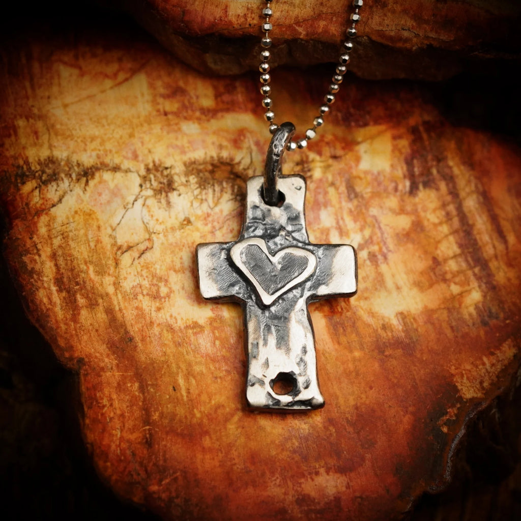 925er Silberanhänger „Kreuz mit Herz“ – handgefertigter Boho-Talisman für Glaube und Liebe, skulpturales Schmuckstück und Geschenk für Mutter, Tochter oder Freundin | Art Diva