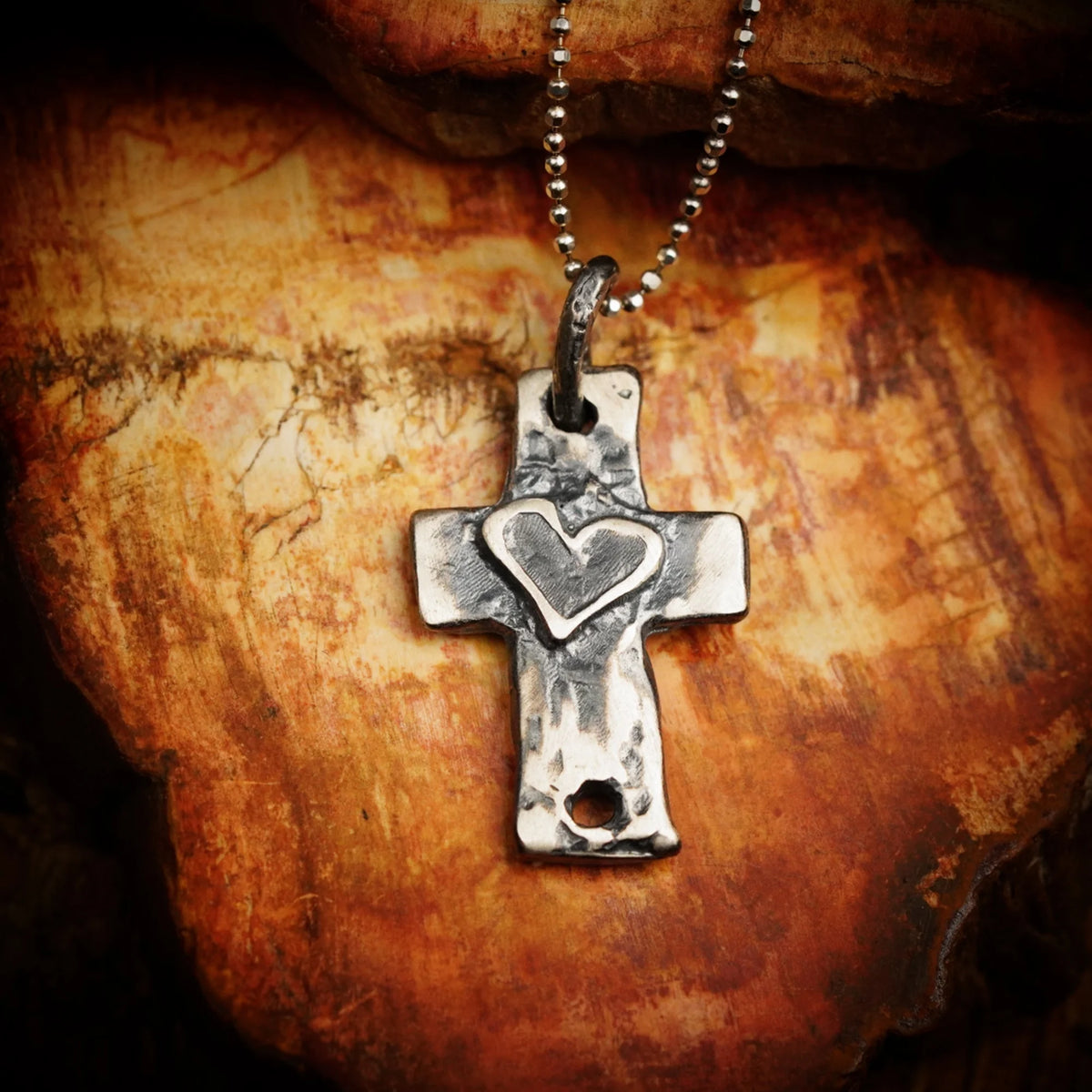 925er Silberanhänger „Kreuz mit Herz“ – handgefertigter Boho-Talisman für Glaube und Liebe, skulpturales Schmuckstück und Geschenk für Mutter, Tochter oder Freundin | Art Diva