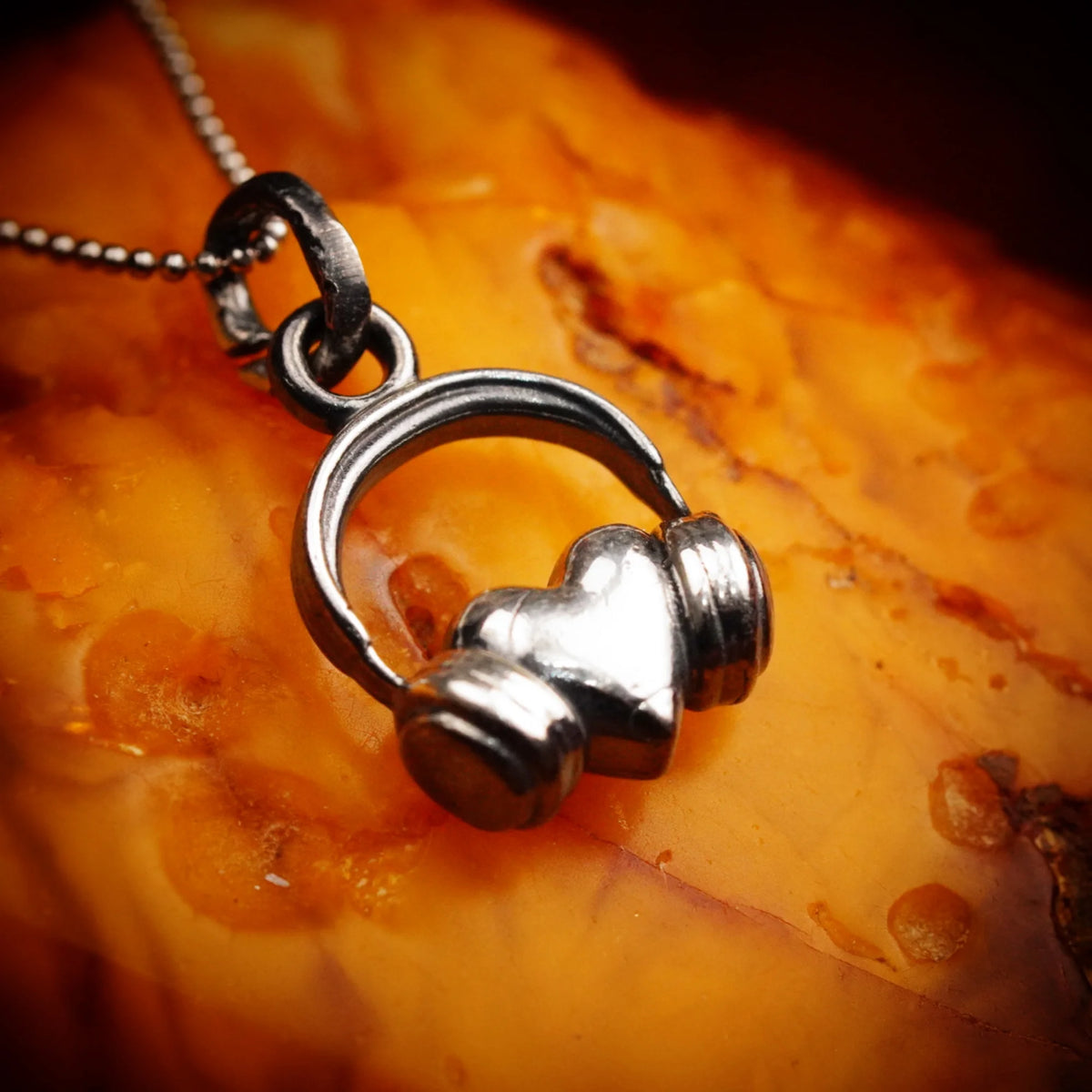 „DJ-Herz“-Anhänger aus 925er Silber mit Kopfhörern – Symbol der Liebe zur Musik, oxidierter Schmuck im Boho- und rustikalen Stil | Art Diva