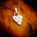 „Flauschige Spur“-Anhänger aus 925er Silber mit vergoldeten Akzenten – Amulett für Liebe und Treue, handgefertigter Skulpturenschmuck im Boho- und rustikalen Stil | Art Diva