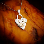 „Flauschige Spur“-Anhänger aus 925er Silber mit vergoldeten Akzenten – Amulett für Liebe und Treue, handgefertigter Skulpturenschmuck im Boho- und rustikalen Stil | Art Diva