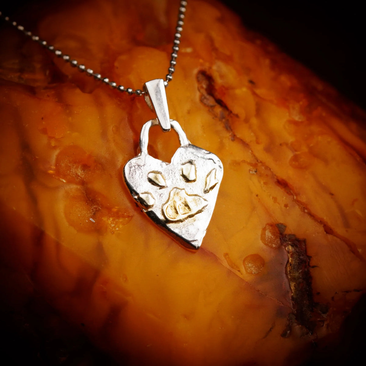 „Flauschige Spur“-Anhänger aus 925er Silber mit vergoldeten Akzenten – Amulett für Liebe und Treue, handgefertigter Skulpturenschmuck im Boho- und rustikalen Stil | Art Diva
