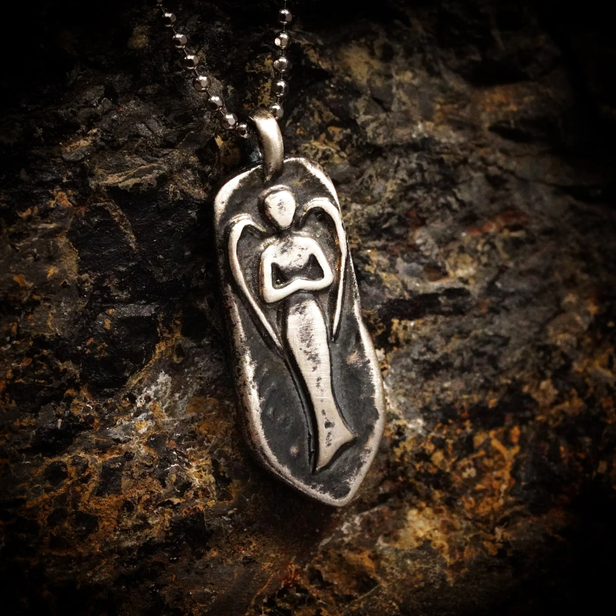 „Schutzengel“-Anhänger aus 925er Silber – skulpturaler Talisman für Schutz und innere Stärke, oxidierter Schmuck im Boho- und rustikalen Stil | Art Diva