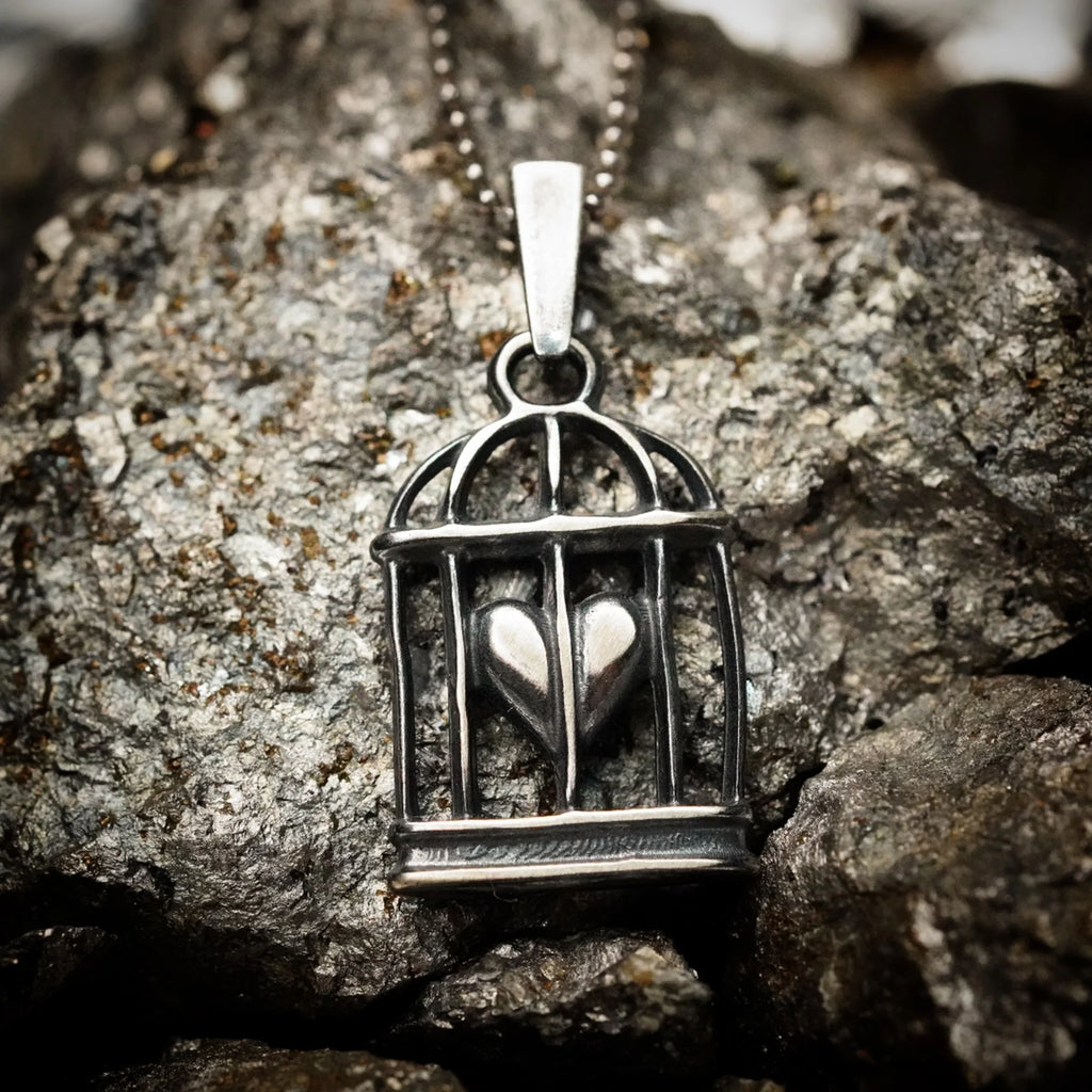 „Herz im Käfig“-Anhänger aus 925er Silber mit oxidierter Oberfläche – Talisman für Liebe und einen freien Geist, Amulett für Gefühle und innere Stärke, Skulpturenschmuck im Boho- und rustikalen Stil | Art Diva
