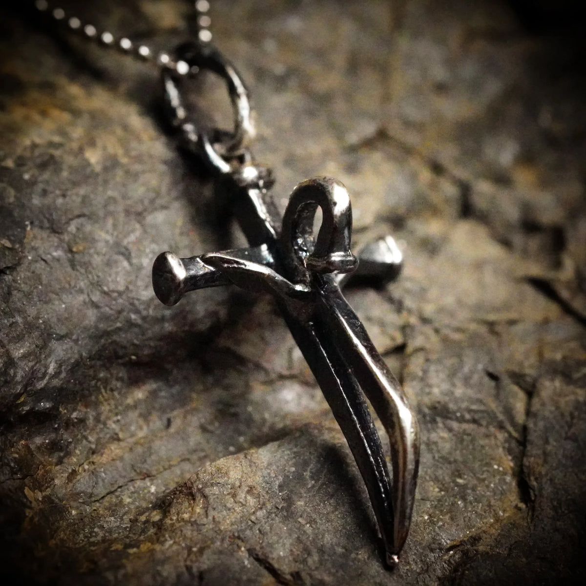„Geschmiedeter Glaube“-Kreuz-Anhänger für Damen aus 925er Silber – oxidierter Talisman für Stärke und Glauben | Art Diva