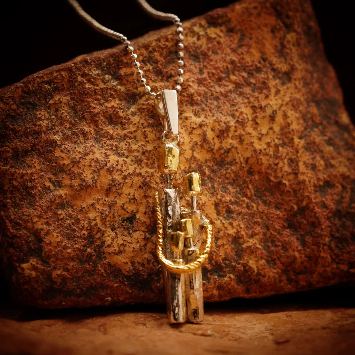 „Familienzusammenhalt“ – Anhänger aus 925er Silber, Talisman für Einheit, Liebe und den Schutz der Familie, handgefertigter Skulpturenschmuck im Boho- und rustikalen Stil | Art Diva