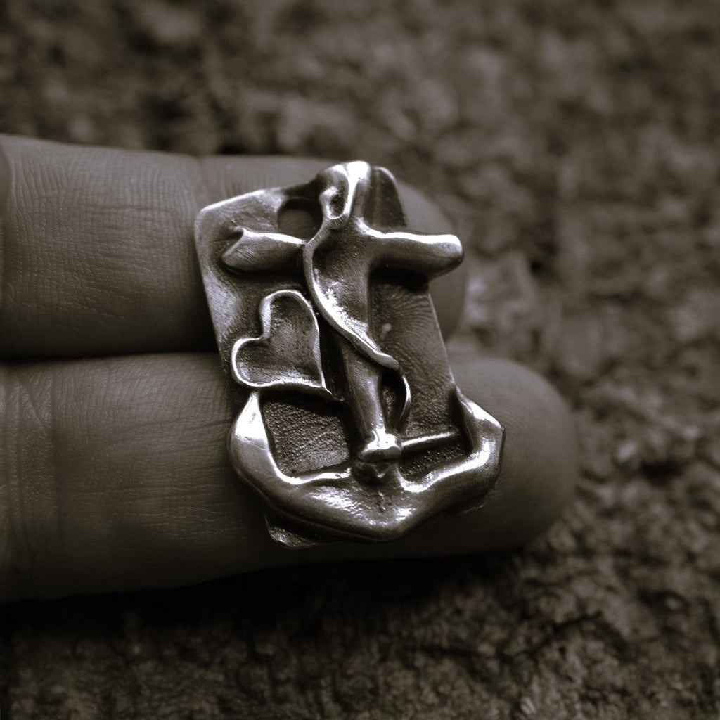 „Glaube, Hoffnung und Liebe“-Anhänger für Herren aus 925er Silber – handgefertigter Skulpturenschmuck im Boho- und rustikalen Stil | Art Diva