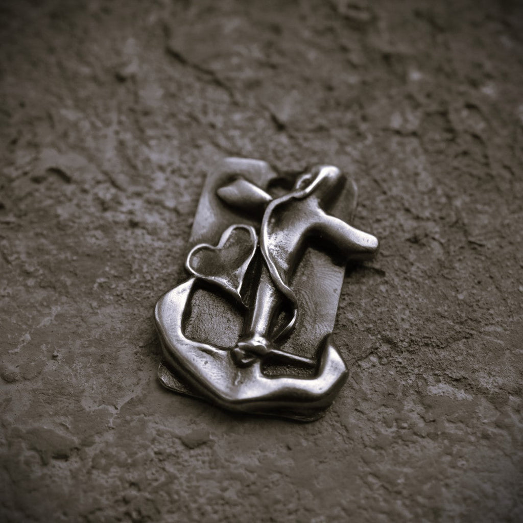 „Glaube, Hoffnung und Liebe“-Anhänger für Herren aus 925er Silber – handgefertigter Skulpturenschmuck im Boho- und rustikalen Stil | Art Diva