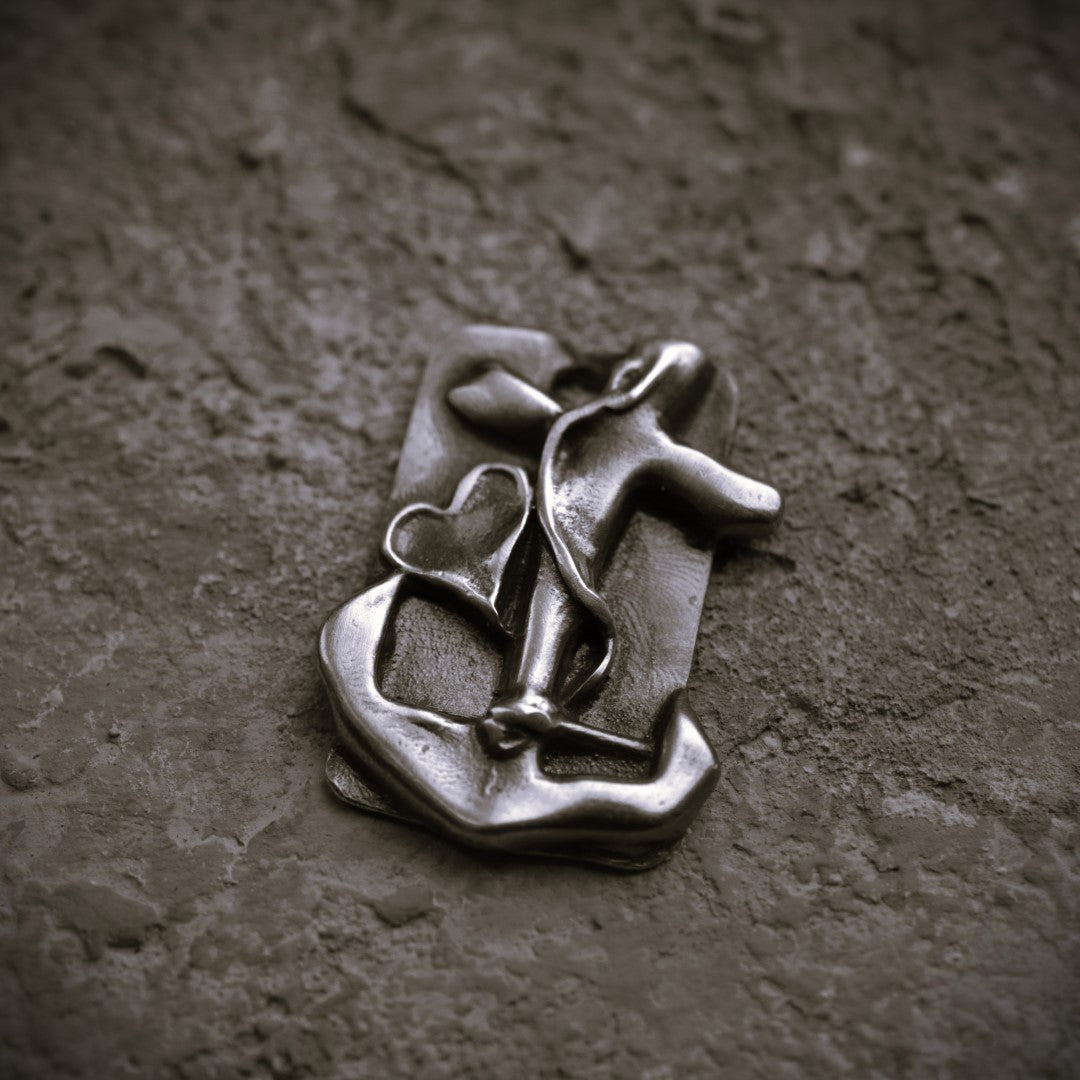 „Glaube, Hoffnung und Liebe“-Anhänger für Herren aus 925er Silber – handgefertigter Skulpturenschmuck im Boho- und rustikalen Stil | Art Diva