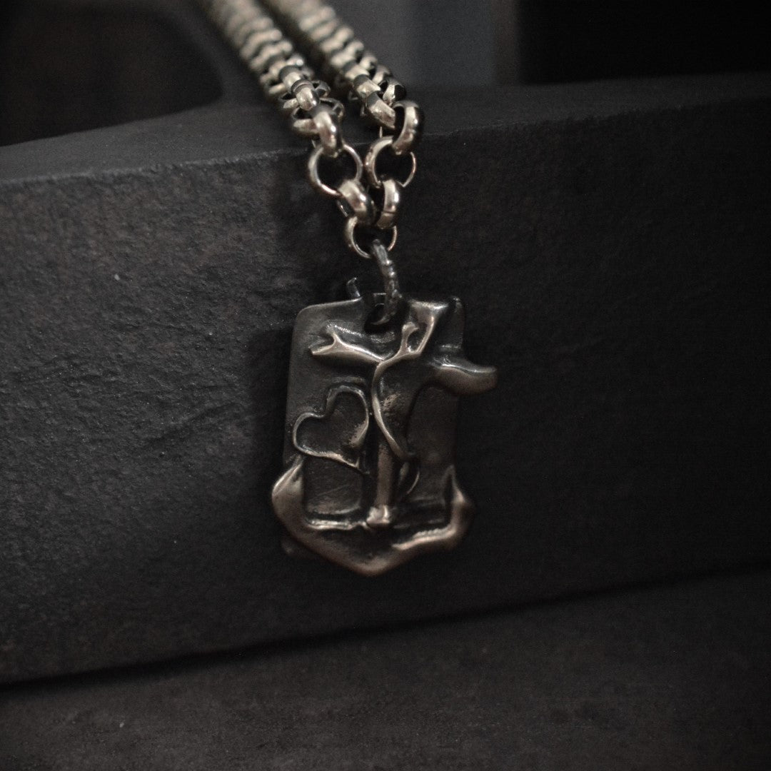„Glaube, Hoffnung und Liebe“-Anhänger für Herren aus 925er Silber – handgefertigter Skulpturenschmuck im Boho- und rustikalen Stil | Art Diva
