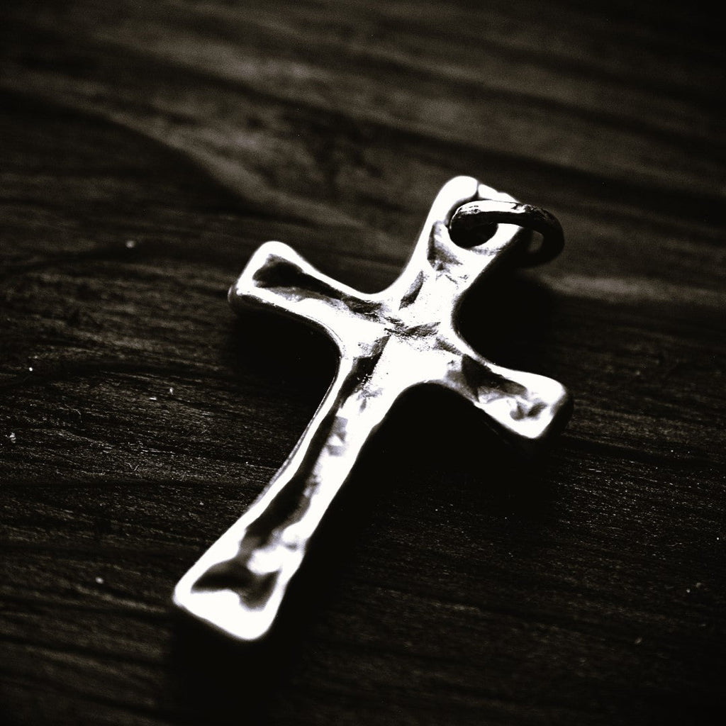 „Stärke und Glaube“-Massiver Kreuz-Anhänger für Herren aus 925er Silber – Skulpturenschmuck im Boho- und rustikalen Stil | Art Diva