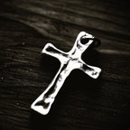 „Stärke und Glaube“-Massiver Kreuz-Anhänger für Herren aus 925er Silber – Skulpturenschmuck im Boho- und rustikalen Stil | Art Diva