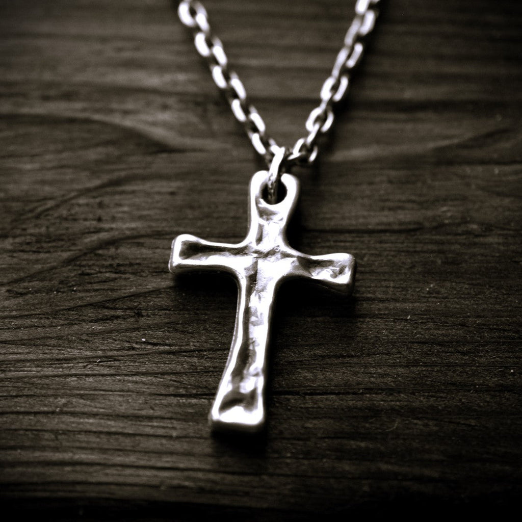 „Stärke und Glaube“-Massiver Kreuz-Anhänger für Herren aus 925er Silber – Skulpturenschmuck im Boho- und rustikalen Stil | Art Diva