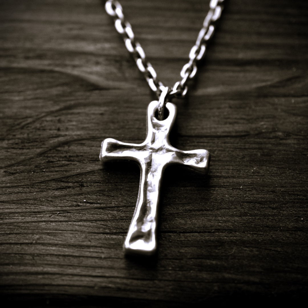 „Stärke und Glaube“-Massiver Kreuz-Anhänger für Herren aus 925er Silber – Skulpturenschmuck im Boho- und rustikalen Stil | Art Diva