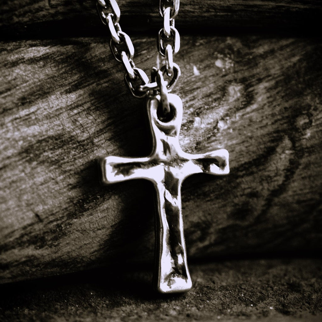 „Stärke und Glaube“-Massiver Kreuz-Anhänger für Herren aus 925er Silber – Skulpturenschmuck im Boho- und rustikalen Stil | Art Diva