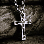 „Stärke und Glaube“-Massiver Kreuz-Anhänger für Herren aus 925er Silber – Skulpturenschmuck im Boho- und rustikalen Stil | Art Diva