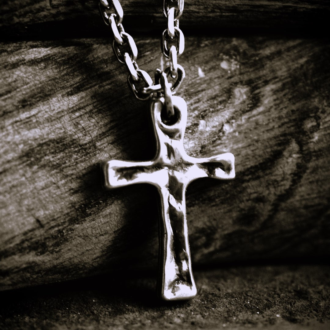 „Stärke und Glaube“-Massiver Kreuz-Anhänger für Herren aus 925er Silber – Skulpturenschmuck im Boho- und rustikalen Stil | Art Diva