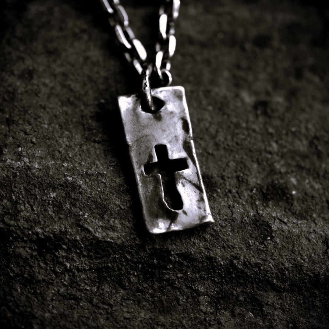 „Plakette mit Kreuz“ – Herren-Anhänger aus 925er Silber mit Stärke und Charakter | Art Diva