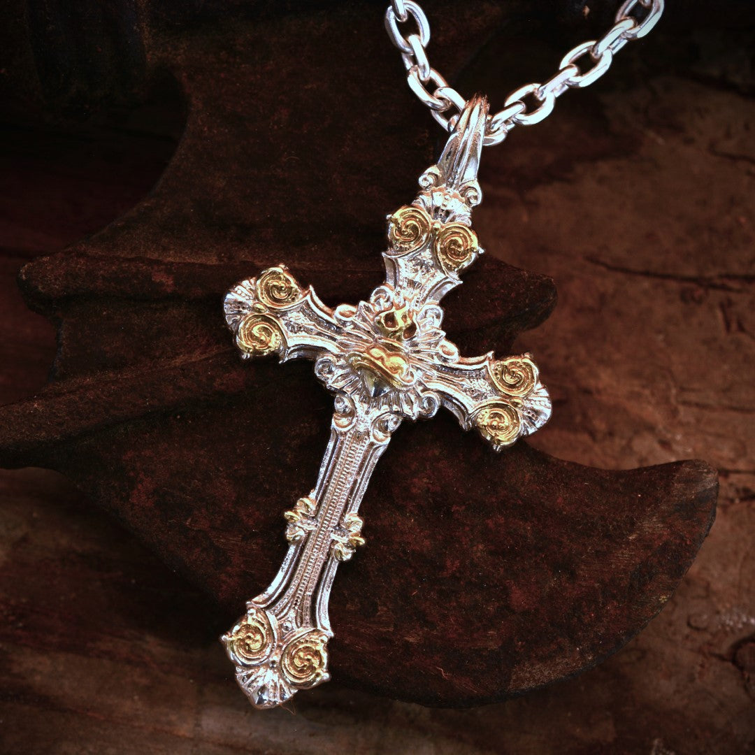 „Ornamentkreuz mit dem Heiligsten Herzen Jesu“-Anhänger aus 925er Silber mit goldfarbenen Akzenten – handgefertigter Skulpturenschmuck | Art Diva