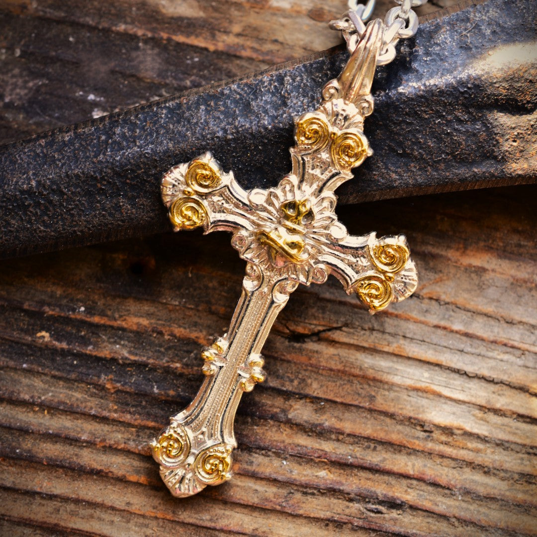 „Ornamentkreuz mit dem Heiligsten Herzen Jesu“-Anhänger aus 925er Silber mit goldfarbenen Akzenten – handgefertigter Skulpturenschmuck | Art Diva
