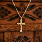 „Ornamentkreuz mit dem Heiligsten Herzen Jesu“-Anhänger aus 925er Silber mit goldfarbenen Akzenten – handgefertigter Skulpturenschmuck | Art Diva