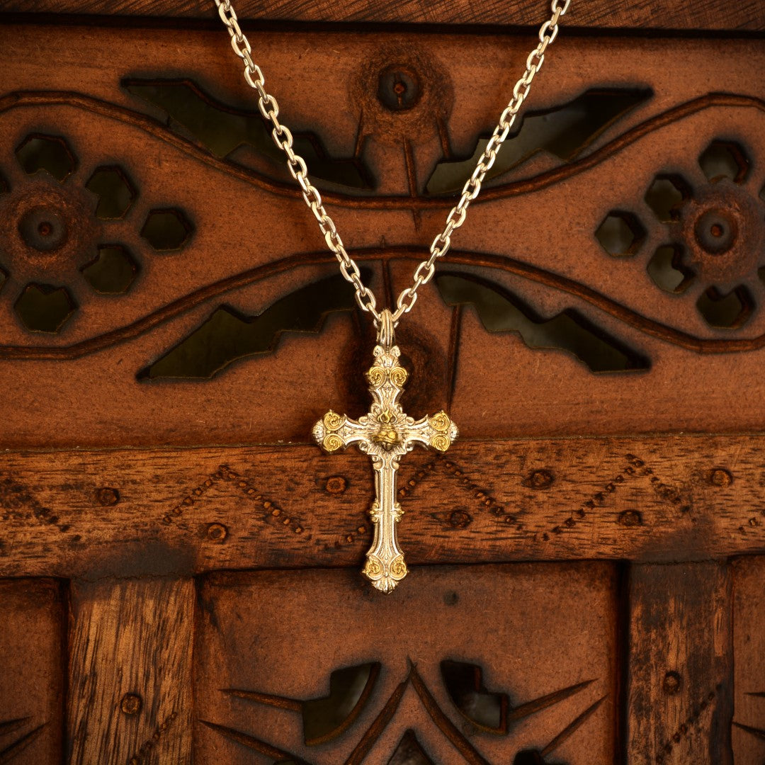 „Ornamentkreuz mit dem Heiligsten Herzen Jesu“-Anhänger aus 925er Silber mit goldfarbenen Akzenten – handgefertigter Skulpturenschmuck | Art Diva