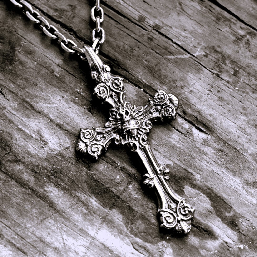 „Ornamentkreuz mit dem Heiligsten Herzen Jesu“-Anhänger aus 925er Silber – oxidierter Skulpturenschmuck | Art Diva