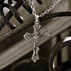 „Ornamentkreuz mit dem Heiligsten Herzen Jesu“-Anhänger aus 925er Silber – oxidierter Skulpturenschmuck | Art Diva