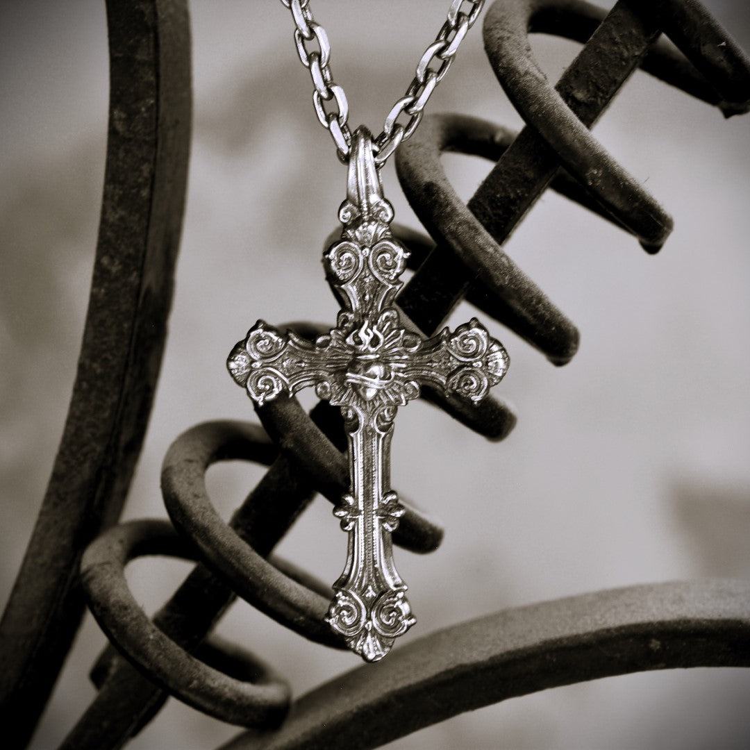 „Ornamentkreuz mit dem Heiligsten Herzen Jesu“-Anhänger aus 925er Silber – oxidierter Skulpturenschmuck | Art Diva