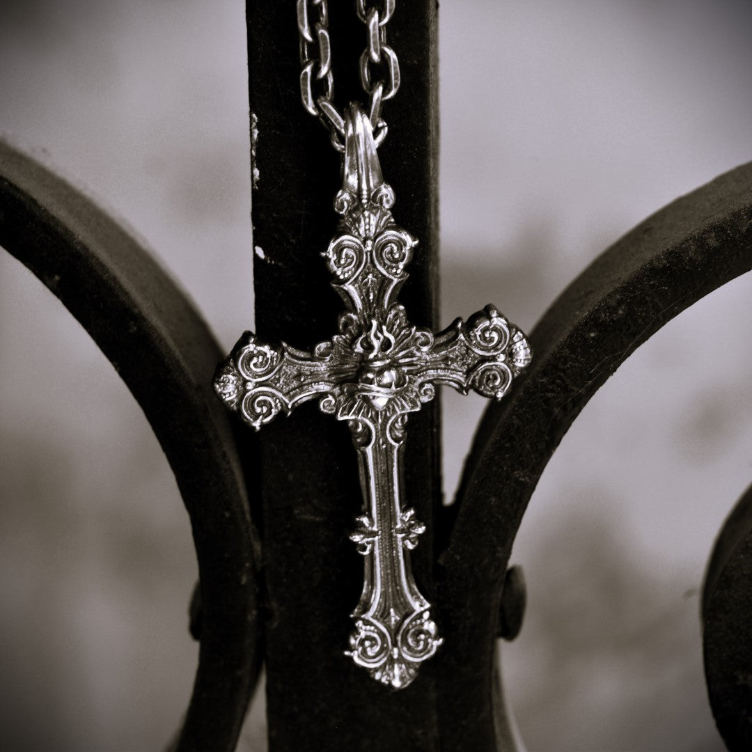 „Ornamentkreuz mit dem Heiligsten Herzen Jesu“-Anhänger aus 925er Silber – oxidierter Skulpturenschmuck | Art Diva