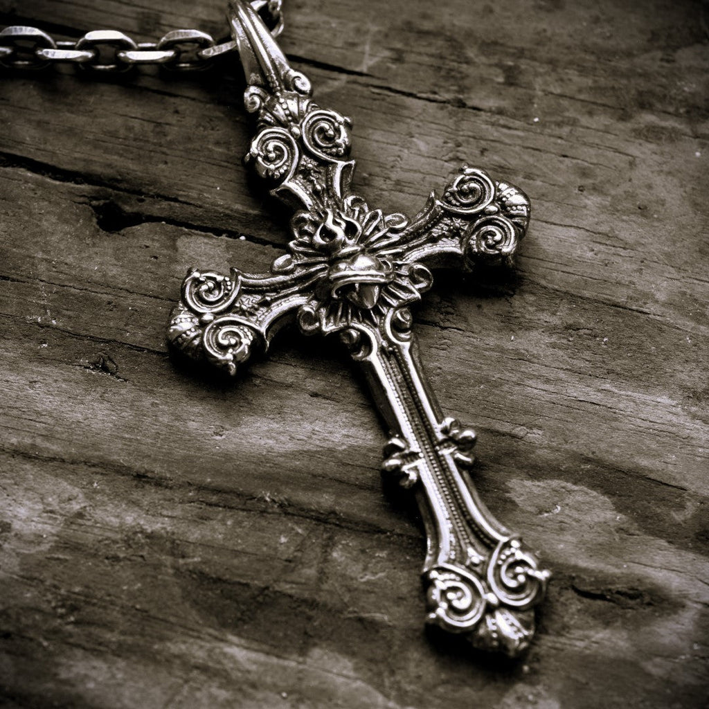 „Ornamentkreuz mit dem Heiligsten Herzen Jesu“-Anhänger aus 925er Silber – oxidierter Skulpturenschmuck | Art Diva