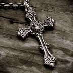 „Ornamentkreuz mit dem Heiligsten Herzen Jesu“-Anhänger aus 925er Silber – oxidierter Skulpturenschmuck | Art Diva