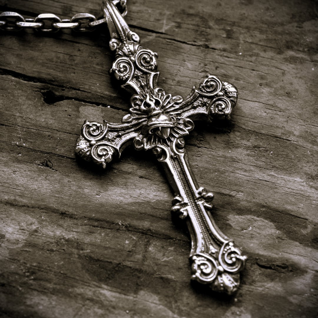 „Ornamentkreuz mit dem Heiligsten Herzen Jesu“-Anhänger aus 925er Silber – oxidierter Skulpturenschmuck | Art Diva