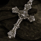 „Ornamentkreuz mit dem Heiligsten Herzen Jesu“-Anhänger aus 925er Silber – oxidierter Skulpturenschmuck | Art Diva