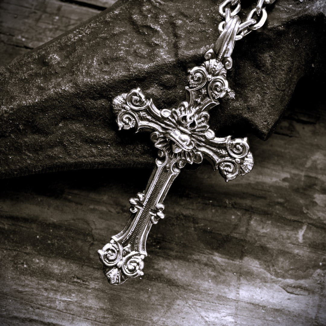 „Ornamentkreuz mit dem Heiligsten Herzen Jesu“-Anhänger aus 925er Silber – oxidierter Skulpturenschmuck | Art Diva