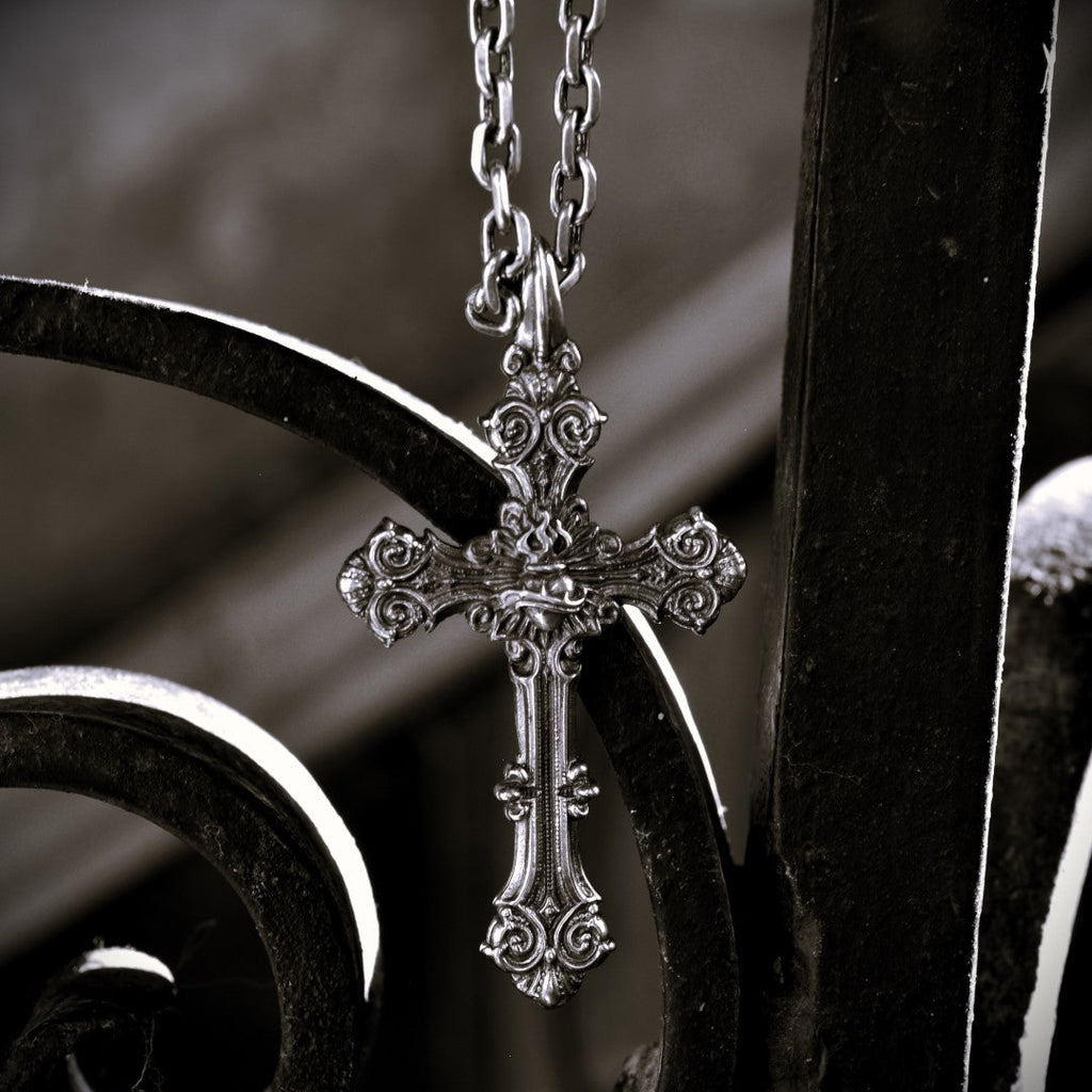 „Ornamentkreuz mit dem Heiligsten Herzen Jesu“-Anhänger aus 925er Silber – oxidierter Skulpturenschmuck | Art Diva