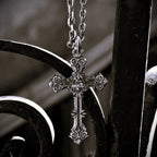 „Ornamentkreuz mit dem Heiligsten Herzen Jesu“-Anhänger aus 925er Silber – oxidierter Skulpturenschmuck | Art Diva