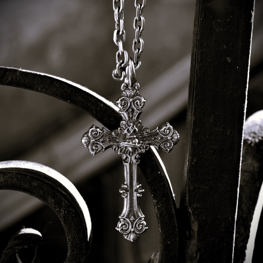 „Ornamentkreuz mit dem Heiligsten Herzen Jesu“-Anhänger aus 925er Silber – oxidierter Skulpturenschmuck | Art Diva