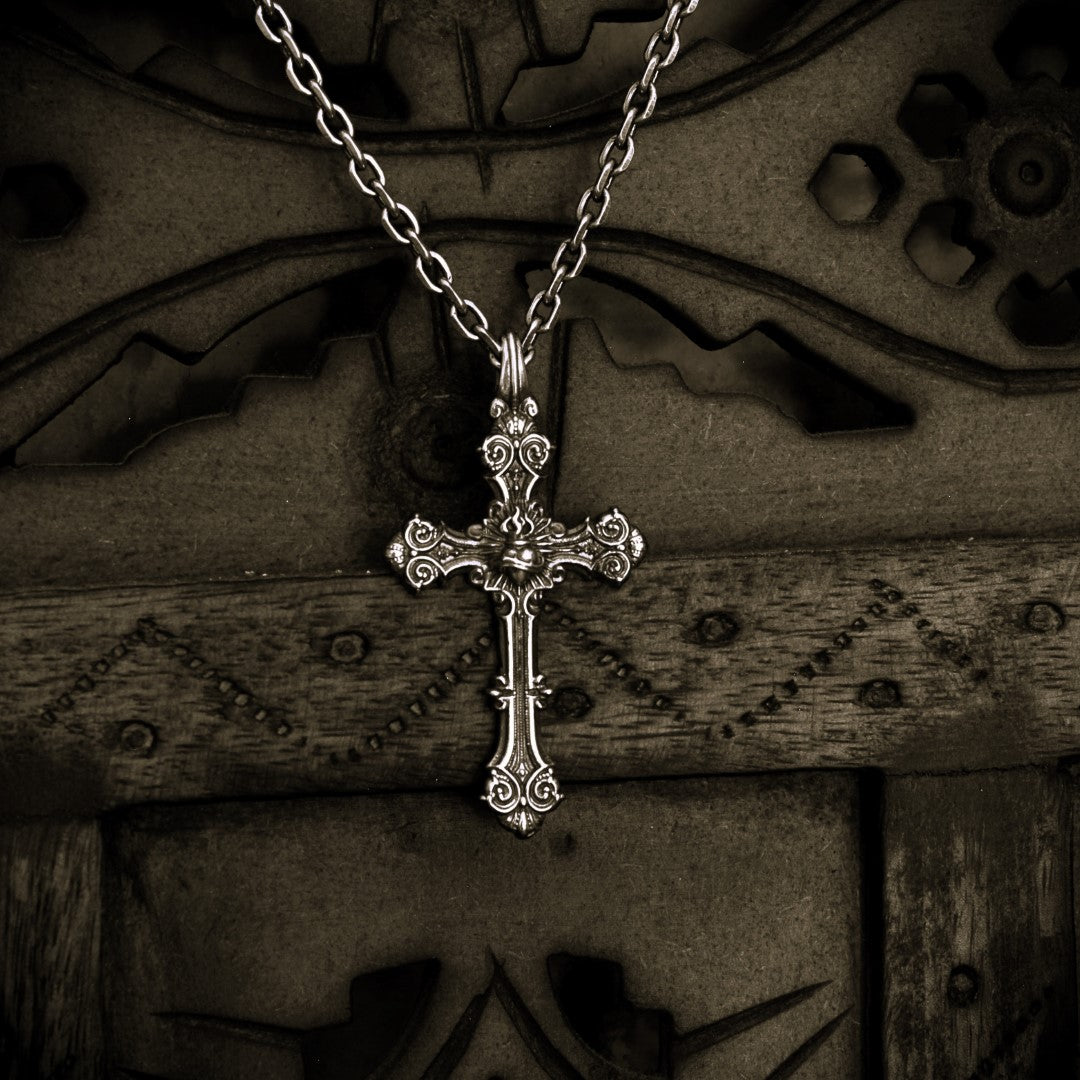 „Ornamentkreuz mit dem Heiligsten Herzen Jesu“-Anhänger aus 925er Silber – oxidierter Skulpturenschmuck | Art Diva