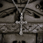 „Ornamentkreuz mit dem Heiligsten Herzen Jesu“-Anhänger aus 925er Silber – oxidierter Skulpturenschmuck | Art Diva