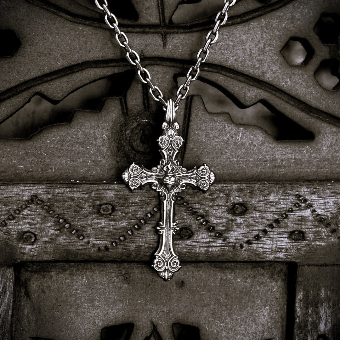 „Ornamentkreuz mit dem Heiligsten Herzen Jesu“-Anhänger aus 925er Silber – oxidierter Skulpturenschmuck | Art Diva