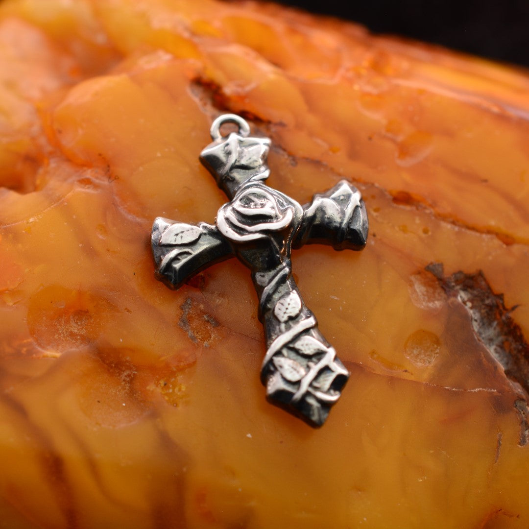 Kreuz-Anhänger mit Rose aus 925er Silber – oxidiertes Boho-Rustik-Design | Art Diva