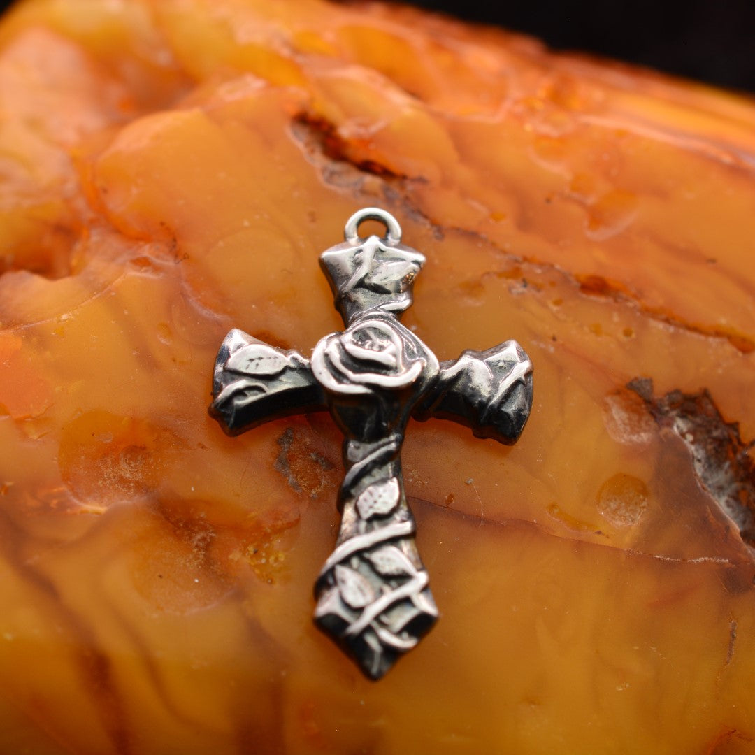 Kreuz-Anhänger mit Rose aus 925er Silber – oxidiertes Boho-Rustik-Design | Art Diva