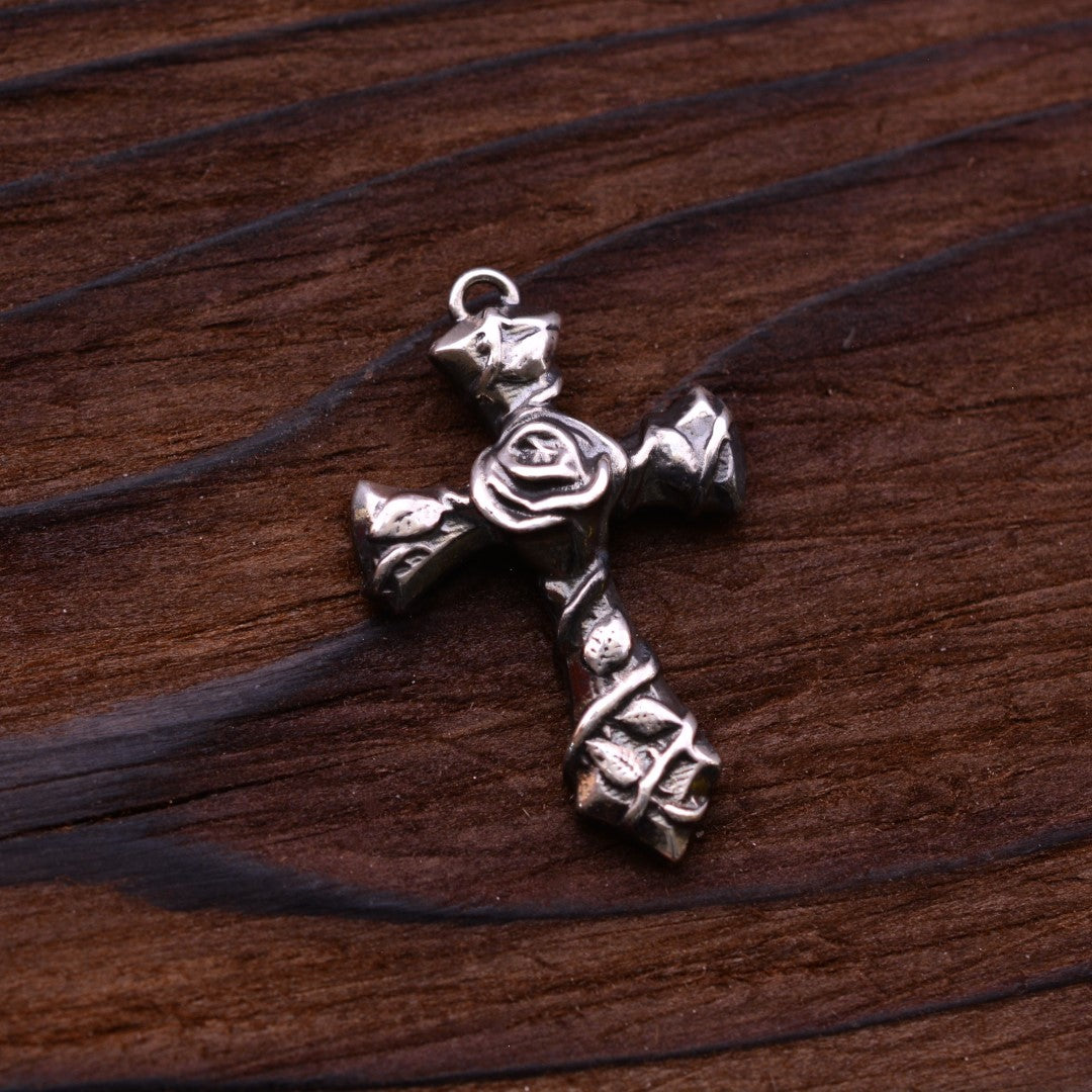 Kreuz-Anhänger mit Rose aus 925er Silber – oxidiertes Boho-Rustik-Design | Art Diva