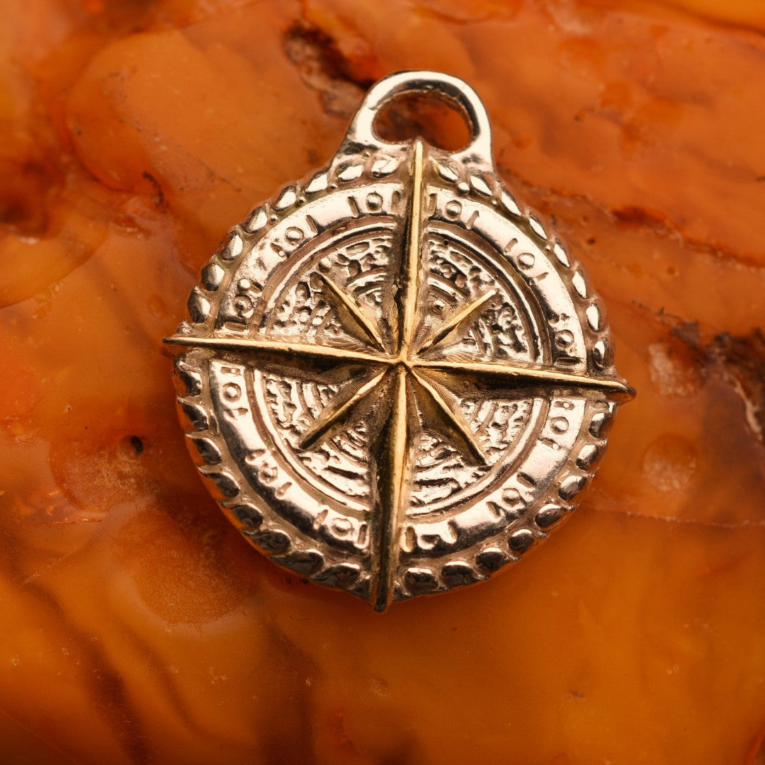 „Kompass“-Anhänger aus 925er Silber mit goldenen Akzenten – handpolierter Talisman für Orientierung, Schutz und innere Stärke, skulpturaler Schmuck im Boho-Rustik-Stil | Art Diva