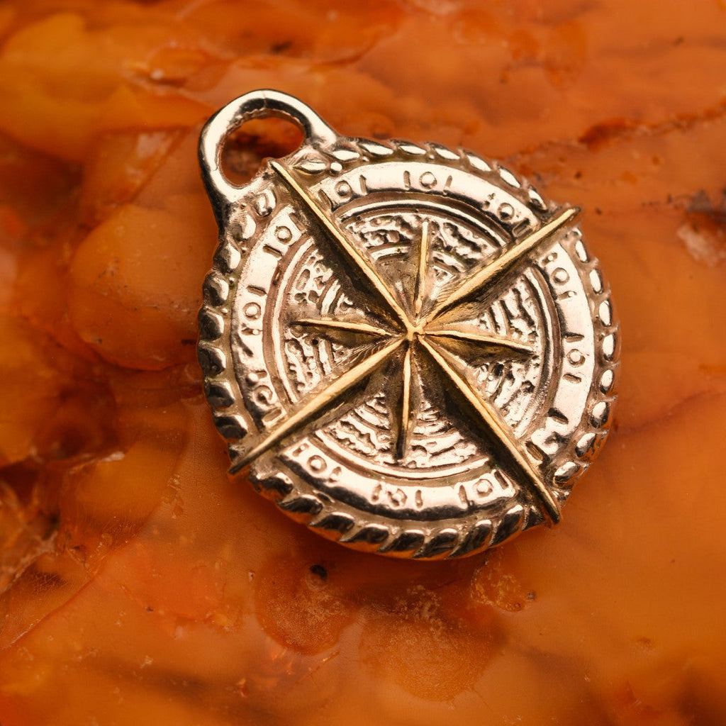 „Kompass“-Anhänger aus 925er Silber mit goldenen Akzenten – handpolierter Talisman für Orientierung, Schutz und innere Stärke, skulpturaler Schmuck im Boho-Rustik-Stil | Art Diva