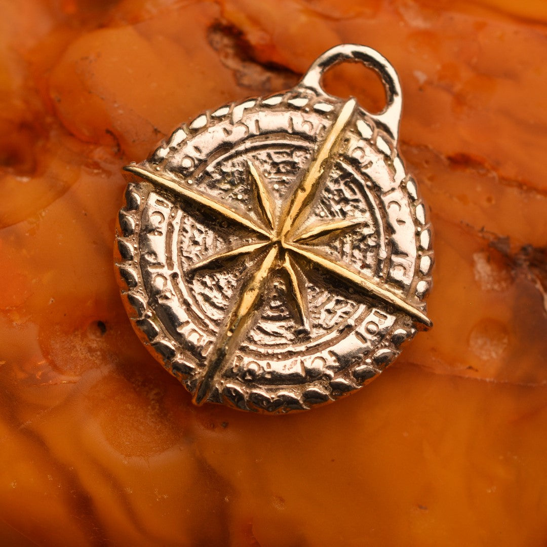 „Kompass“-Anhänger aus 925er Silber mit goldenen Akzenten – handpolierter Talisman für Orientierung, Schutz und innere Stärke, skulpturaler Schmuck im Boho-Rustik-Stil | Art Diva