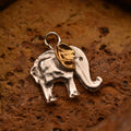 „Kleiner Elefant“-Anhänger aus 925er Silber mit goldfarbenen Akzenten – Symbol für Glück, Weisheit und Schutz, Skulpturenschmuck im Boho- und rustikalen Stil | Art Diva
