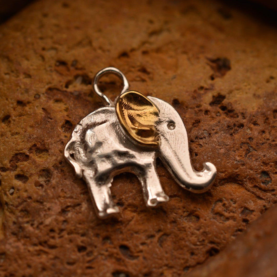 „Kleiner Elefant“-Anhänger aus 925er Silber mit goldfarbenen Akzenten – Symbol für Glück, Weisheit und Schutz, Skulpturenschmuck im Boho- und rustikalen Stil | Art Diva